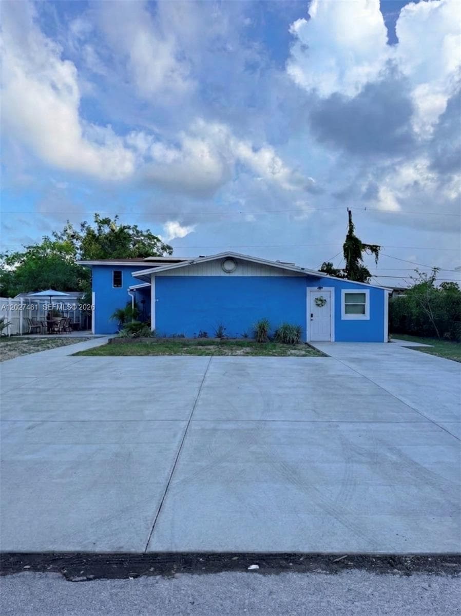 1300 NE 203rd St, Miami FL 33179 — 2