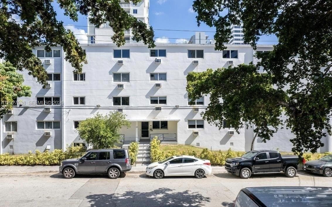 143 SW 9th St # 206, Miami FL 33130 — 1