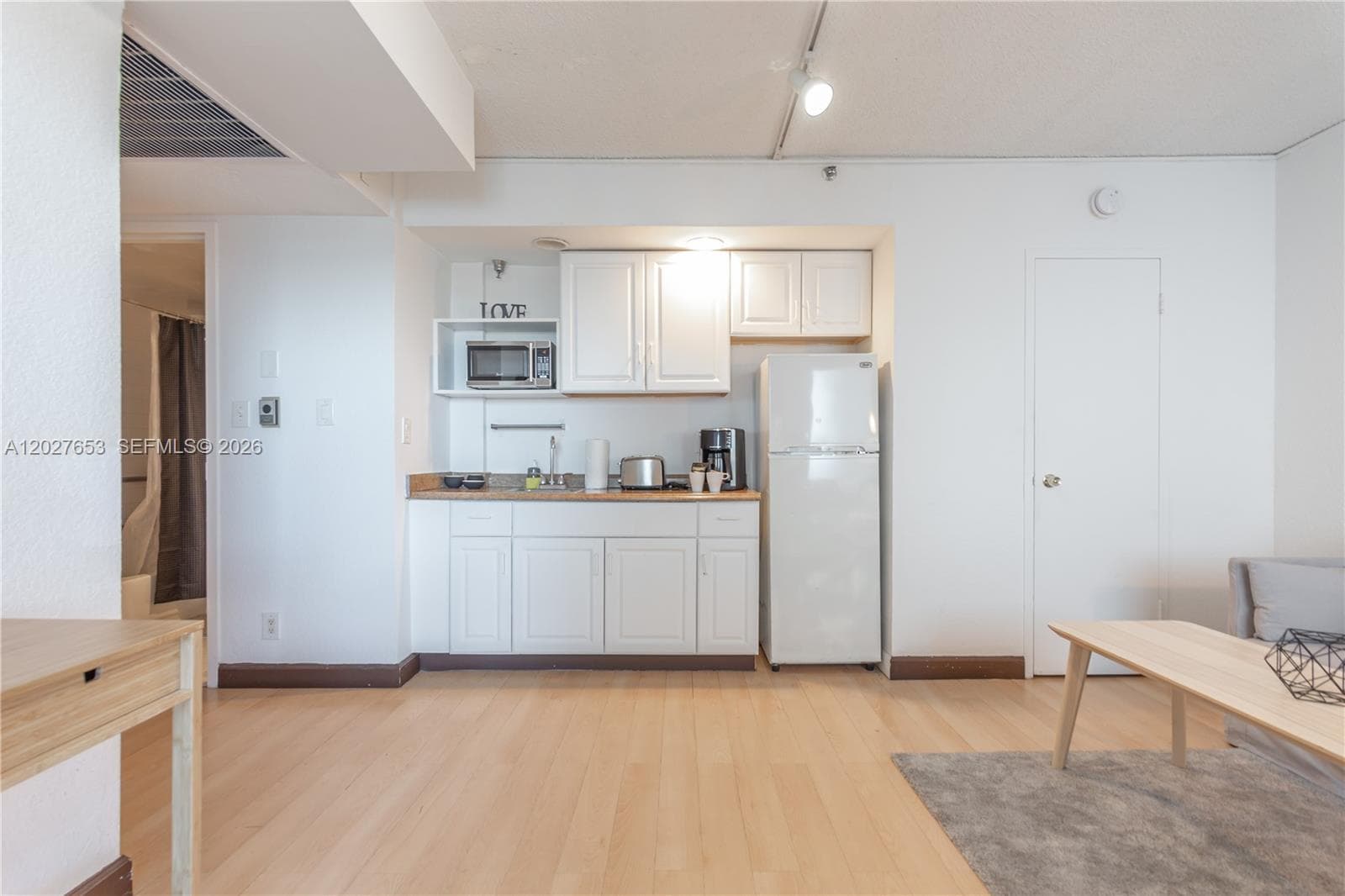 5445 Collins Ave # 1105, Miami Beach FL 33140 — 17