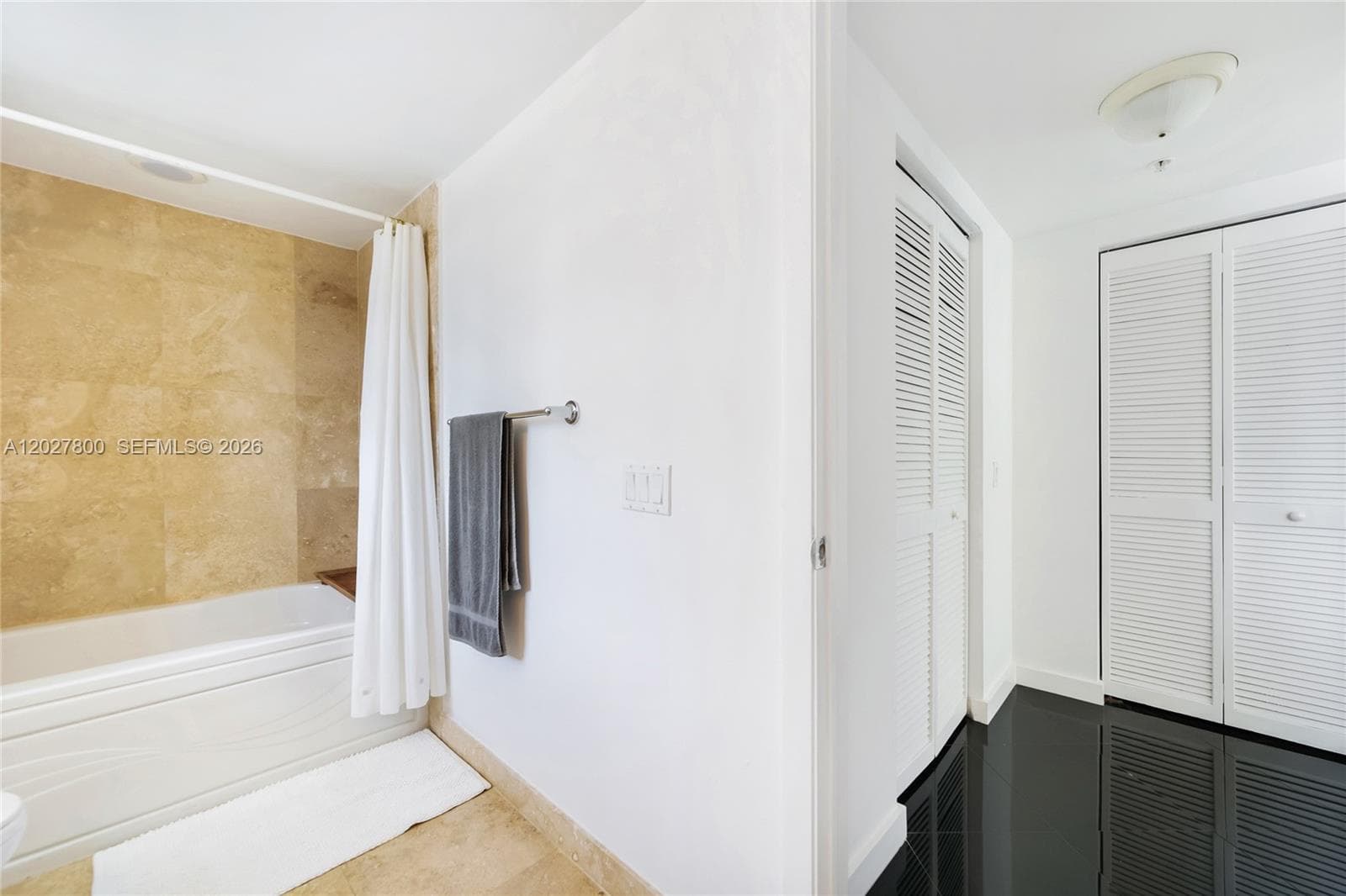 41 SE 5th St # 1116, Miami FL 33131 — 32