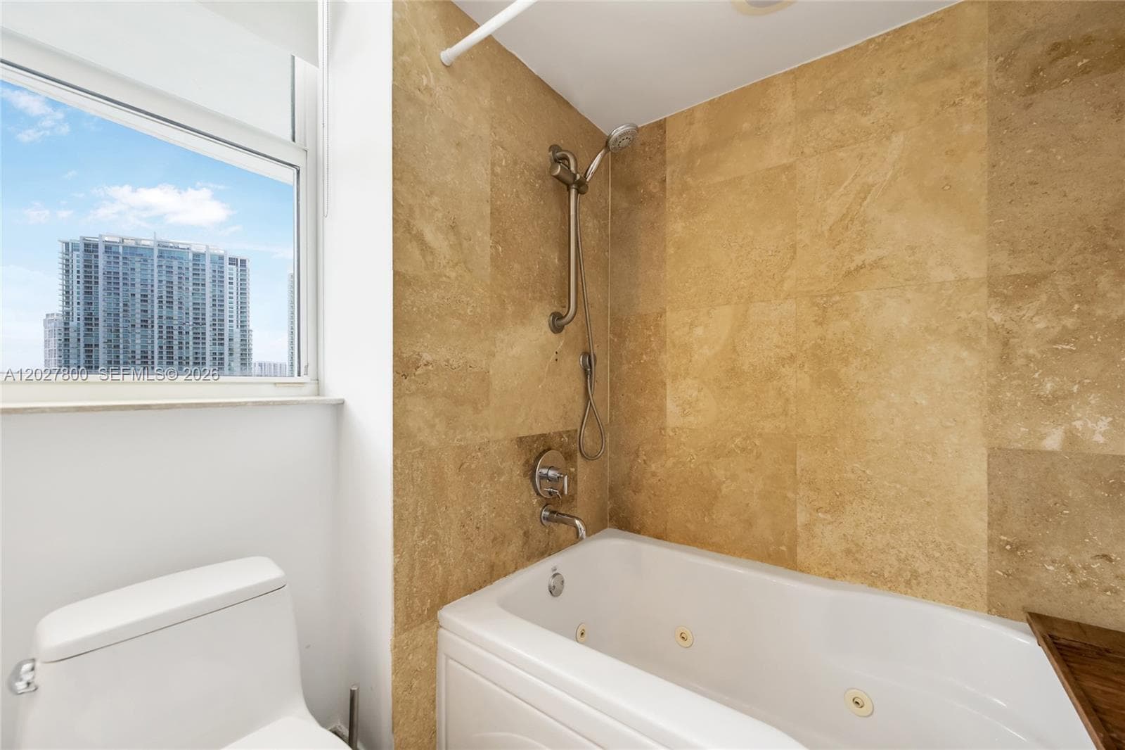 41 SE 5th St # 1116, Miami FL 33131 — 33