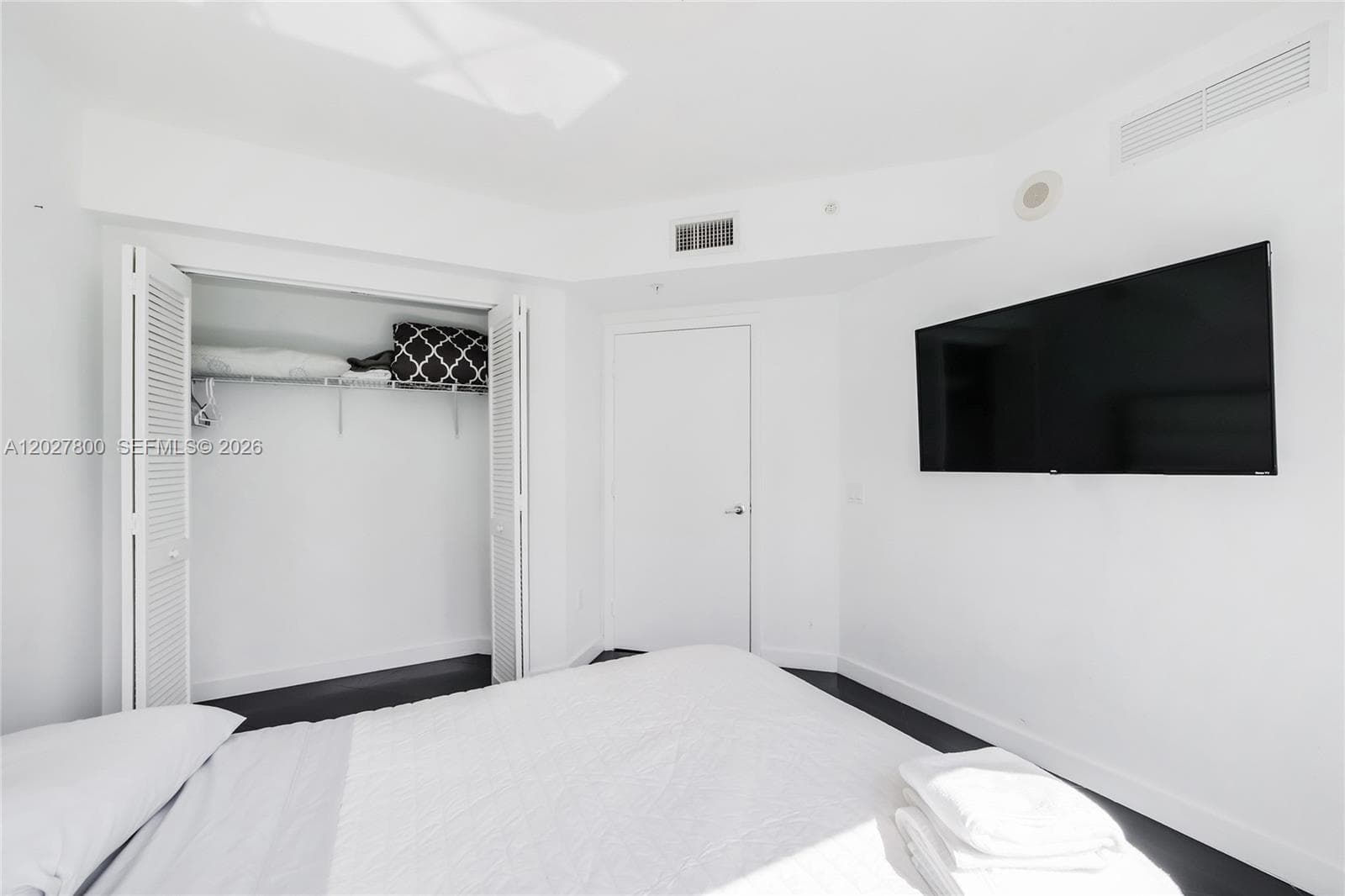41 SE 5th St # 1116, Miami FL 33131 — 21