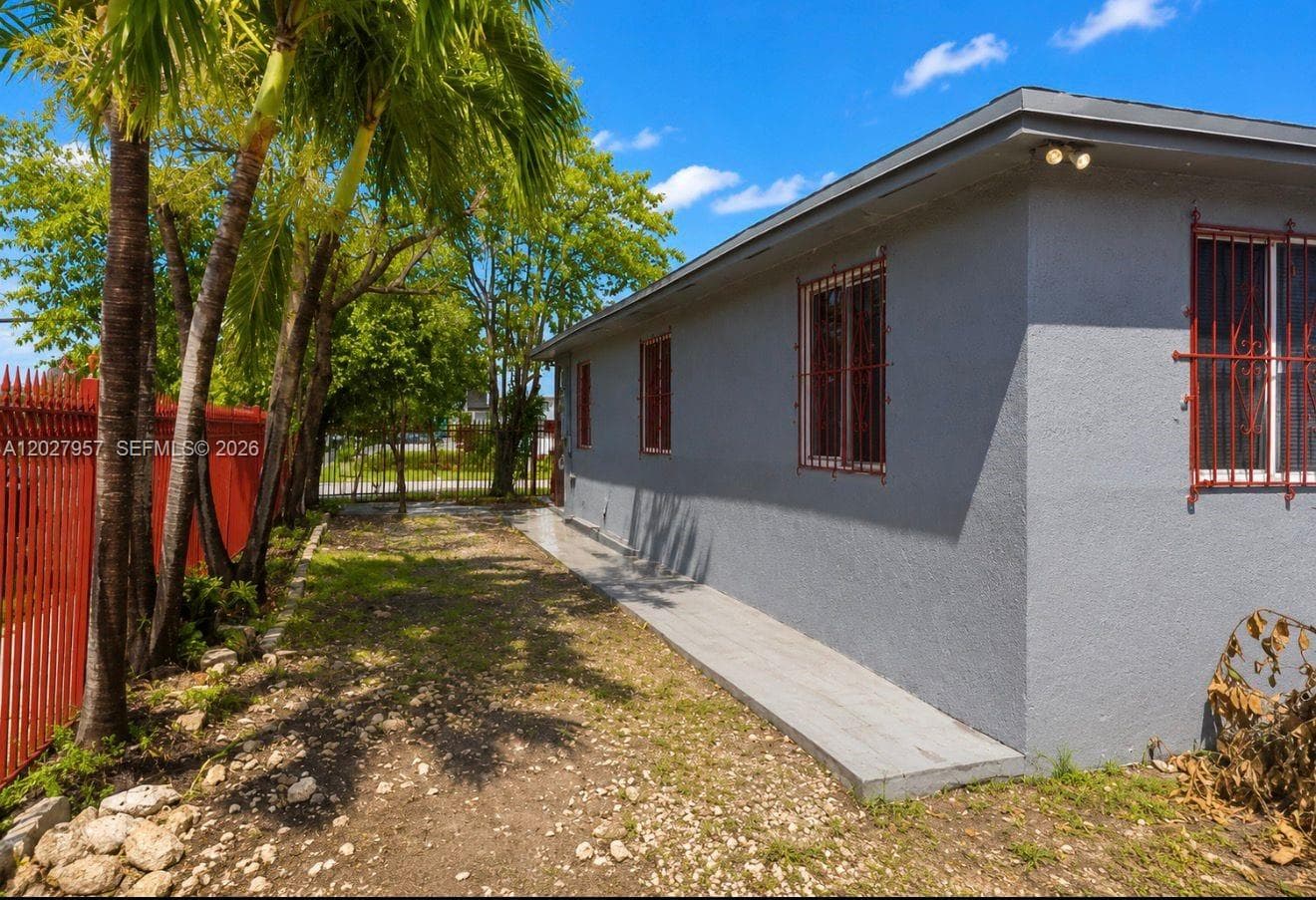 4952 NW 21st Ave # 0, Miami FL 33142 — 22
