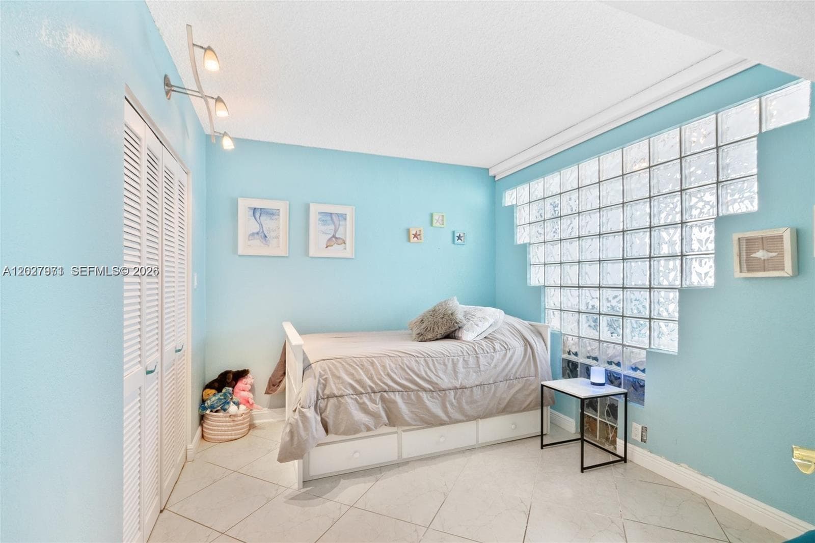 5401 Collins Ave # 807, Miami Beach FL 33140 — 24