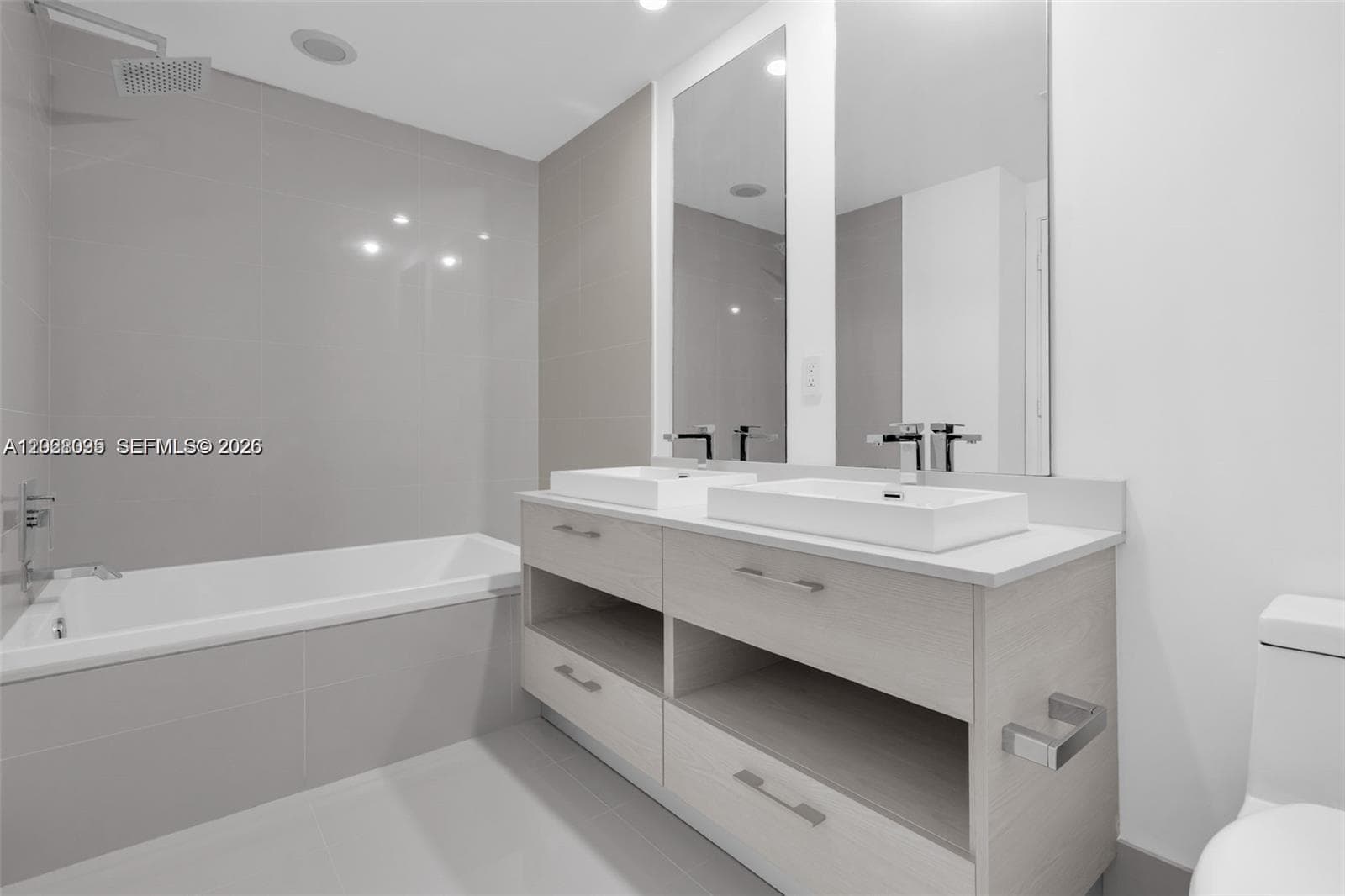 45 SW 9th St # 2204, Miami FL 33130 — 19
