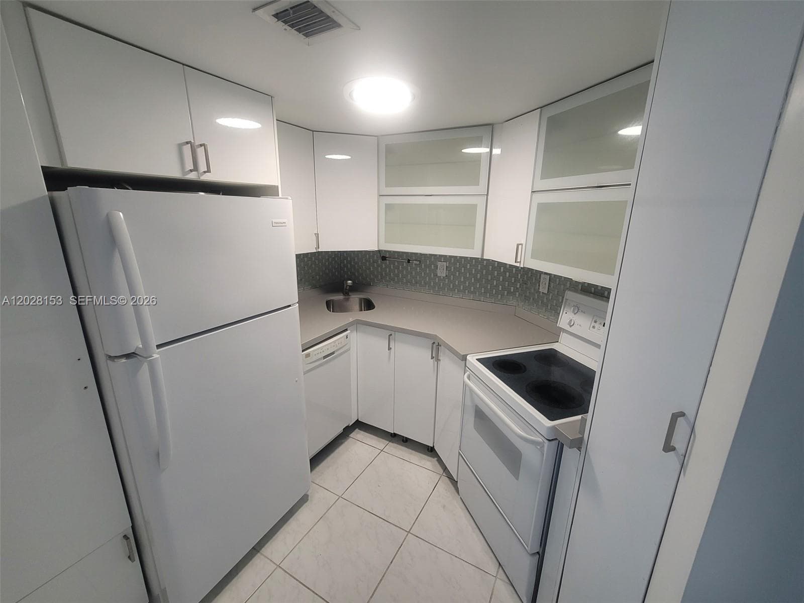 2600 Collins Ave # 411, Miami Beach FL 33140 — 2