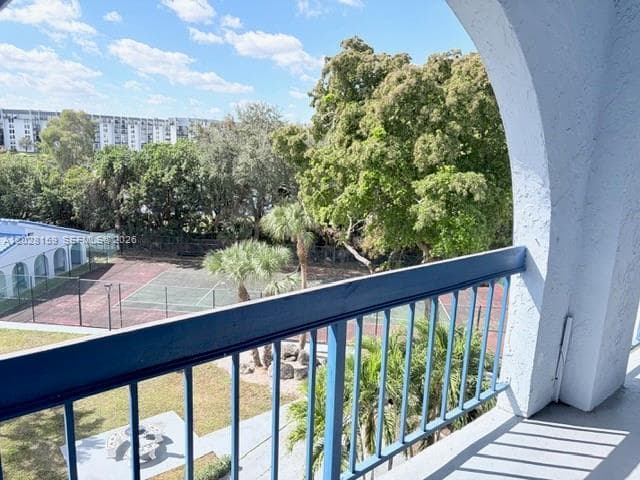 9460 Fontainebleau Blvd # 529, Miami FL 33172 — 32