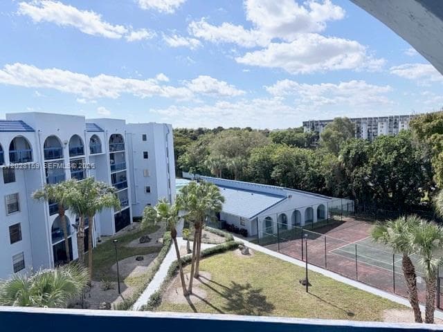 9460 Fontainebleau Blvd # 529, Miami FL 33172 — 33