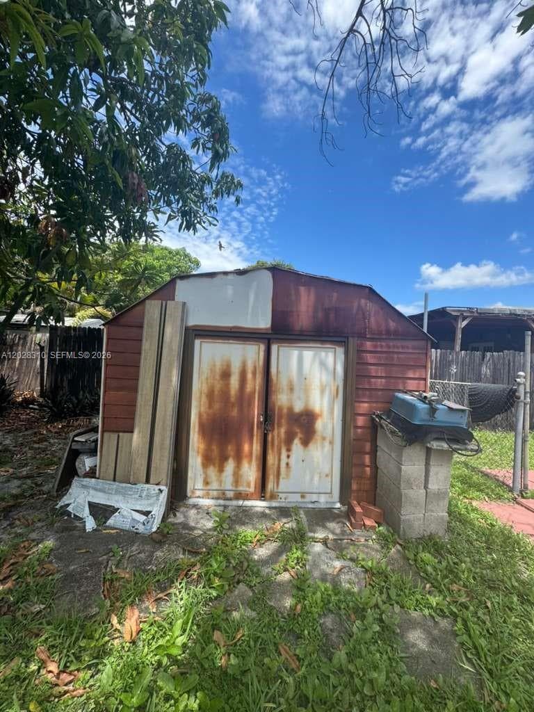 252 E 37th St, Hialeah FL 33013 — 50