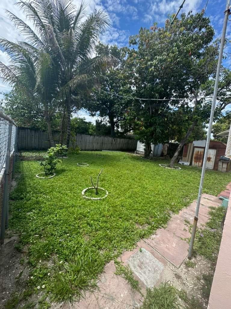 252 E 37th St, Hialeah FL 33013 — 40