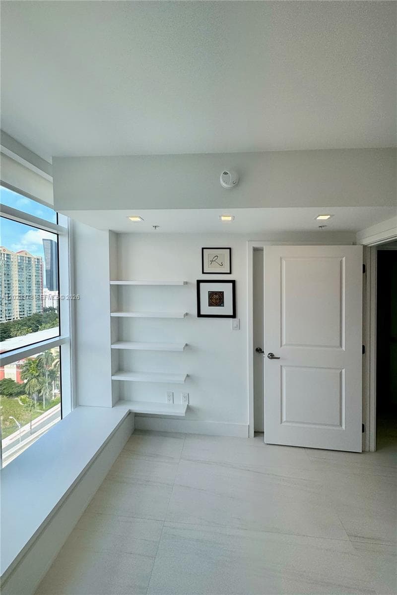 400 Sunny Isles Condo Wes, Sunny Isles Beach, FL — 32