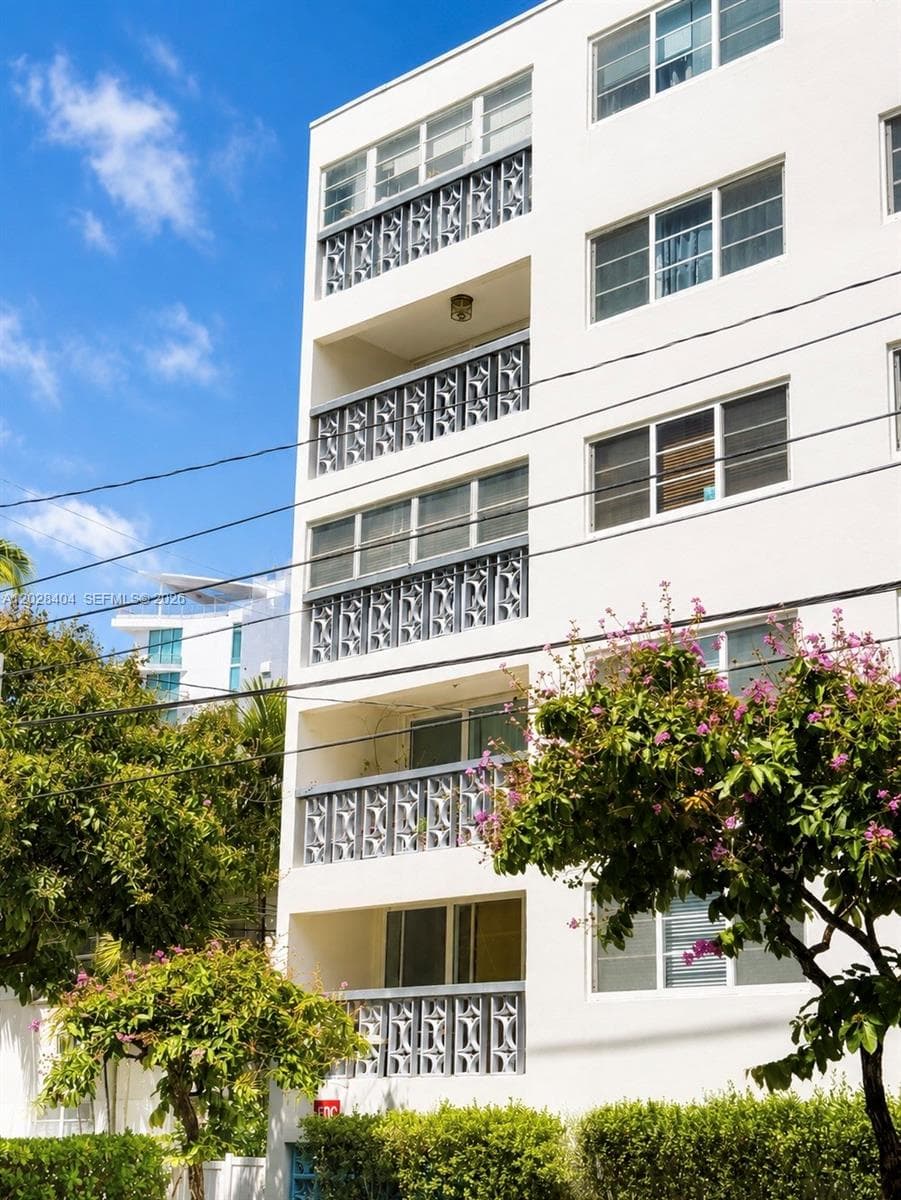 1400 Lincoln Rd # 301, Miami Beach FL 33139 — 2