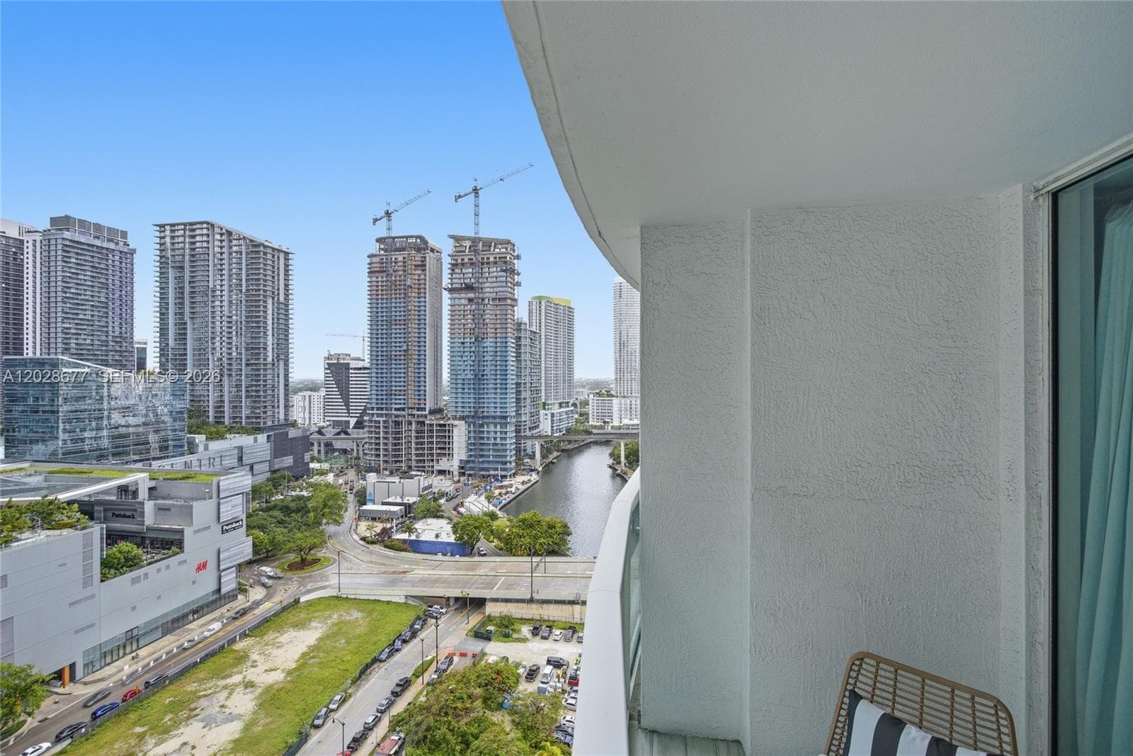 31 SE 5th St # 2410, Miami FL 33131 — 33