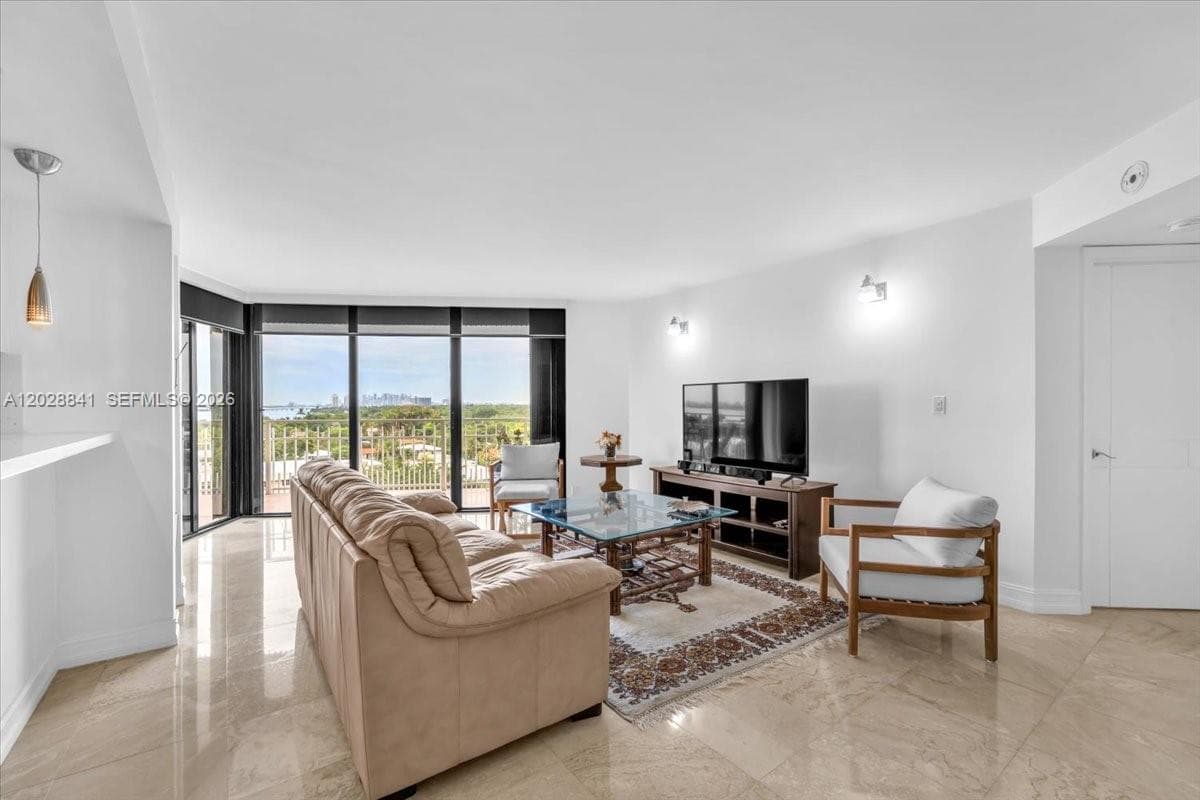 2000 Towerside Ter # 908, Miami FL 33138 — 28