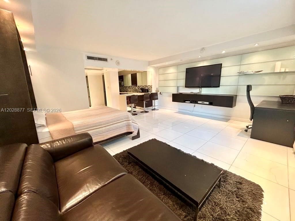100 Lincoln Rd # 701, Miami Beach FL 33139 — 1
