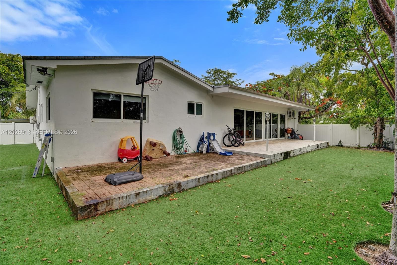 18641 NE 21st Ave, Miami FL 33179 — 40