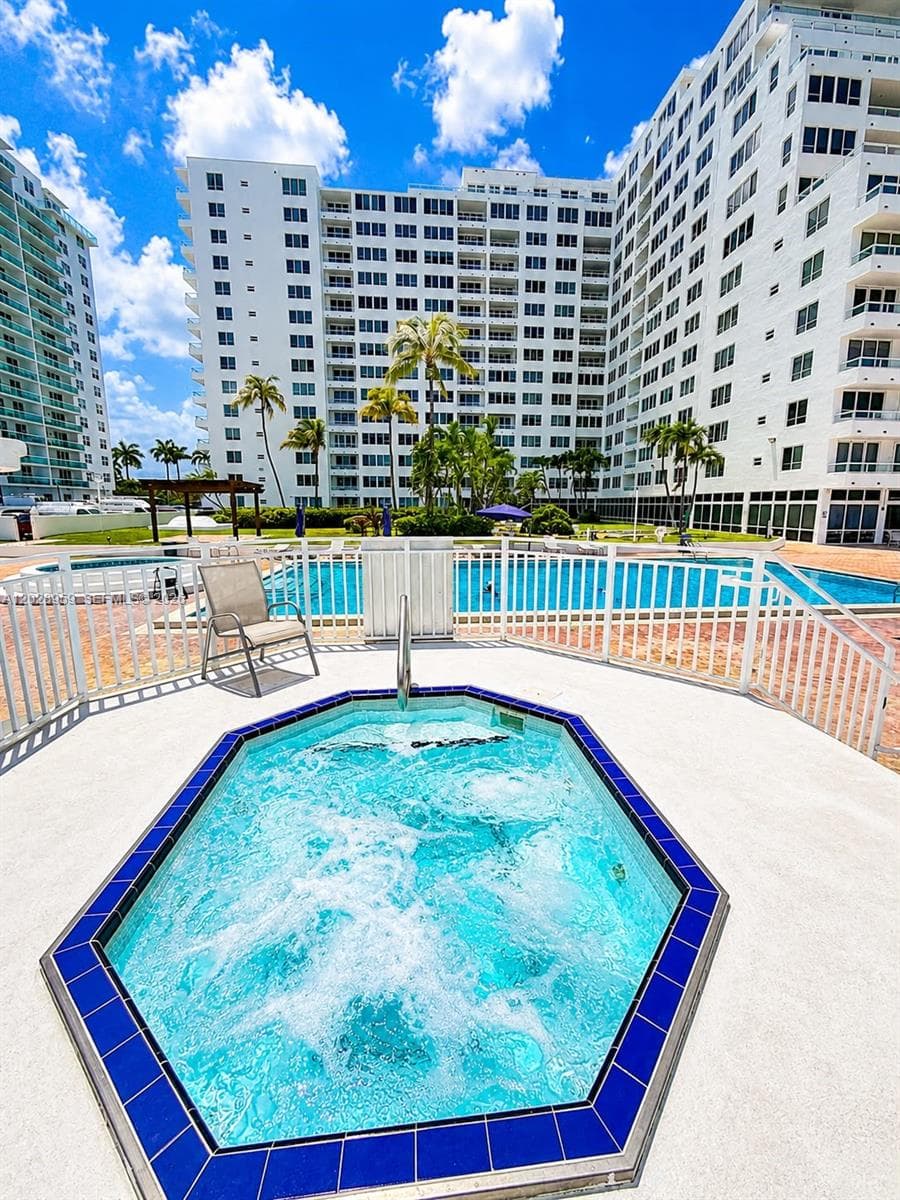 5005 Collins Ave # 616, Miami Beach FL 33140 — 4