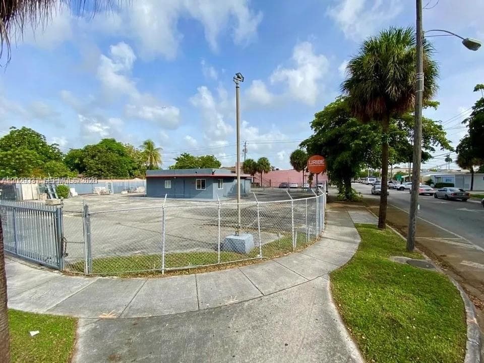 1910 NW 17th Ave, Miami FL 33125 — 2