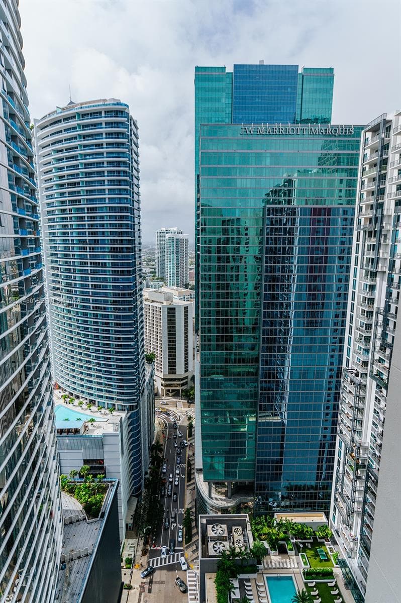 300 S Biscayne Blvd # 3702, Miami FL 33131 — 20