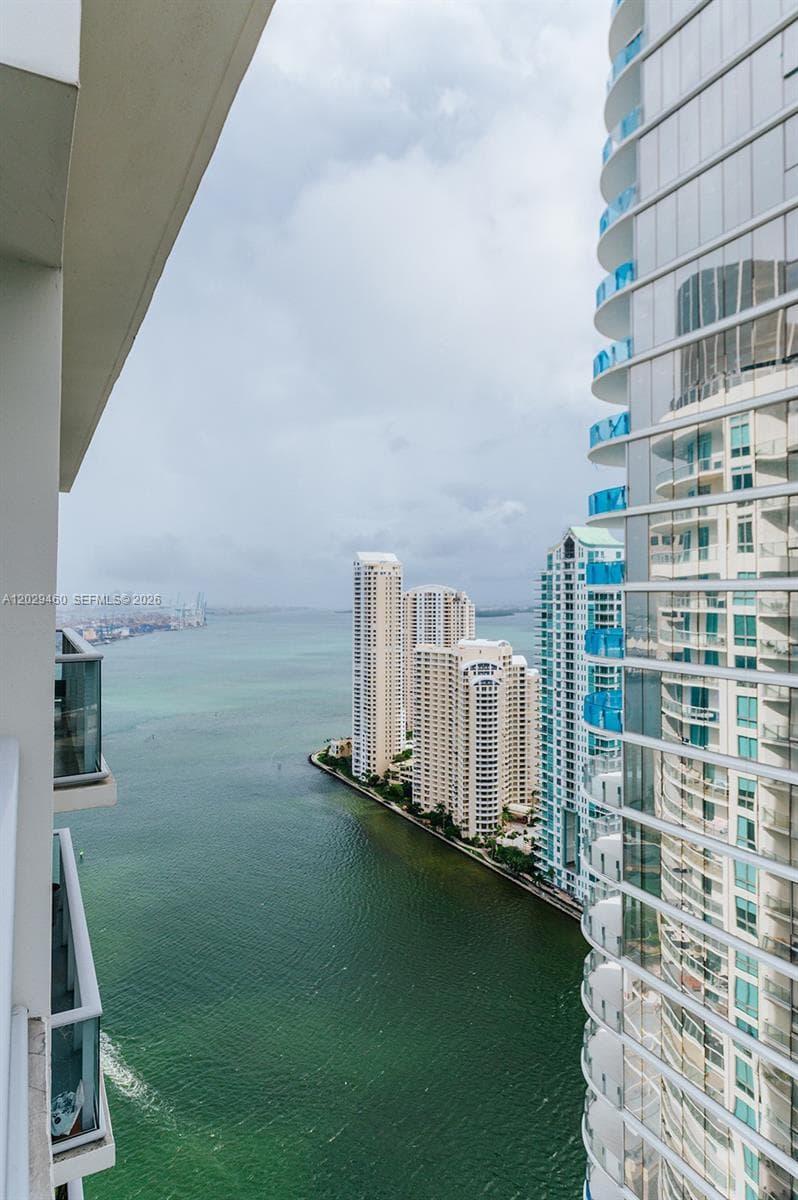 300 S Biscayne Blvd # 3702, Miami FL 33131 — 18