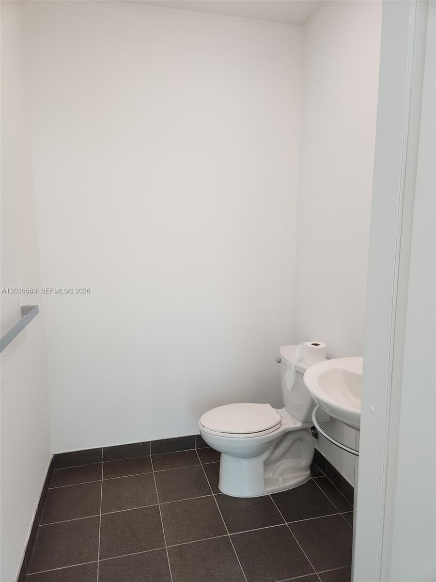 300 S Biscayne Blvd # 3807, Miami FL 33131 — 7