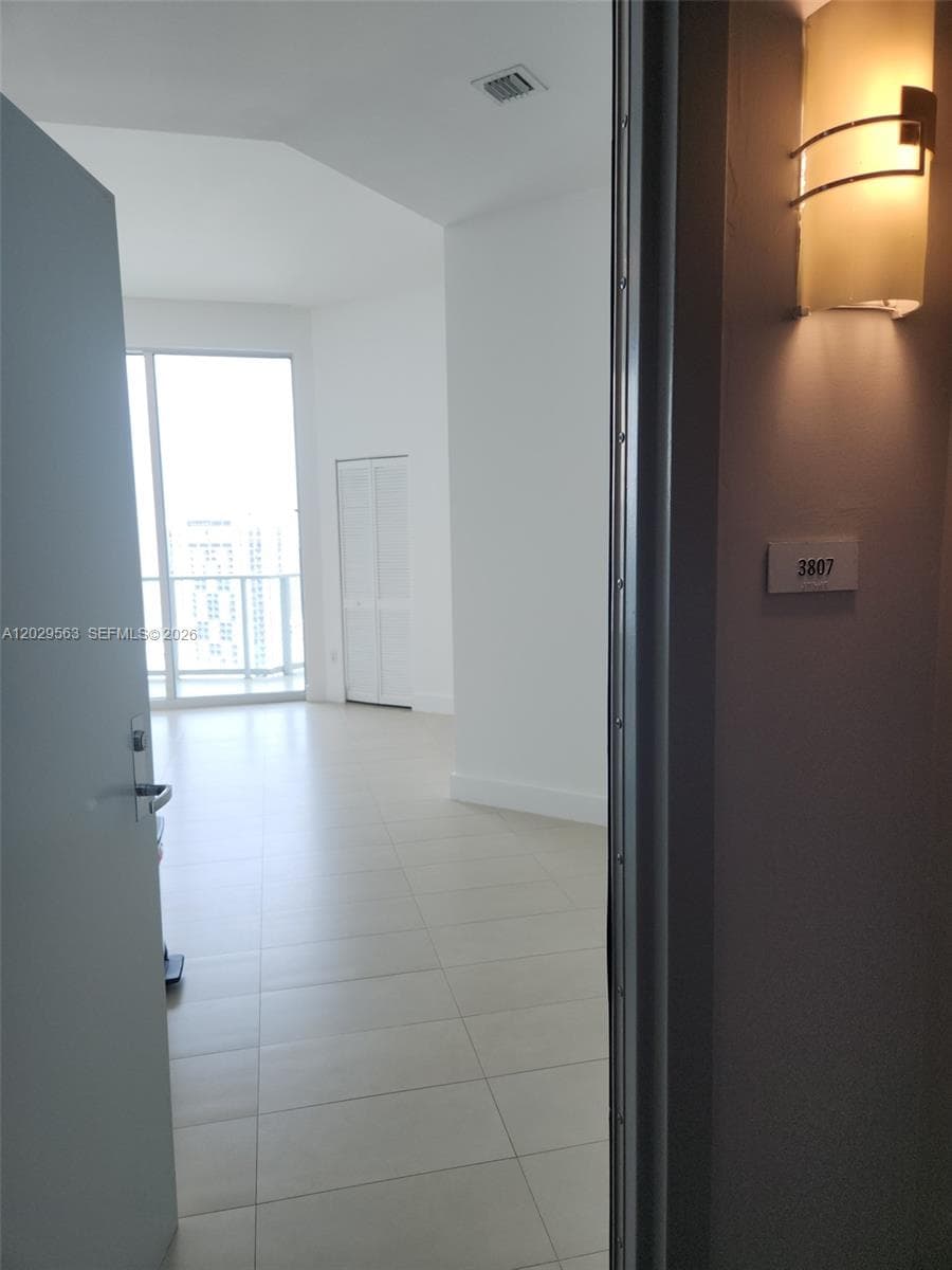 300 S Biscayne Blvd # 3807, Miami FL 33131 — 3