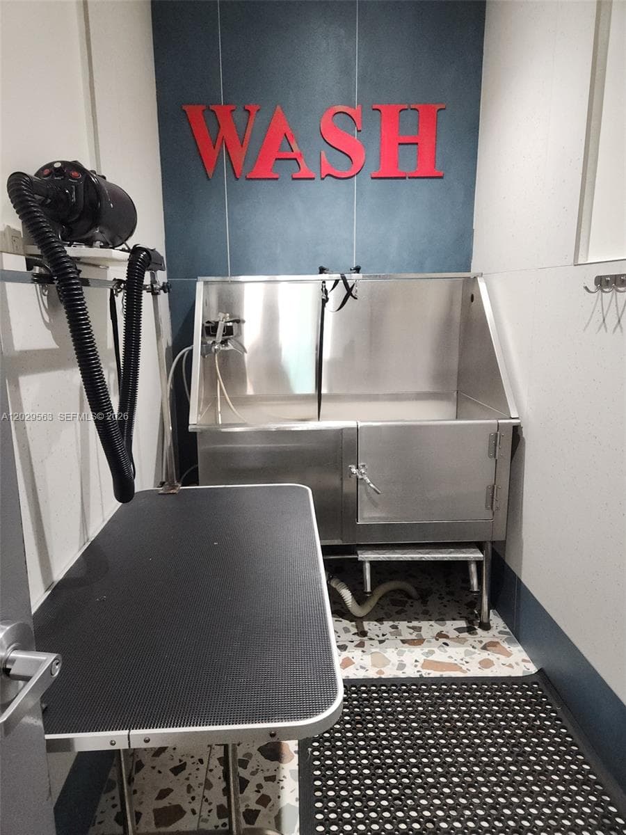 300 S Biscayne Blvd # 3807, Miami FL 33131 — 11