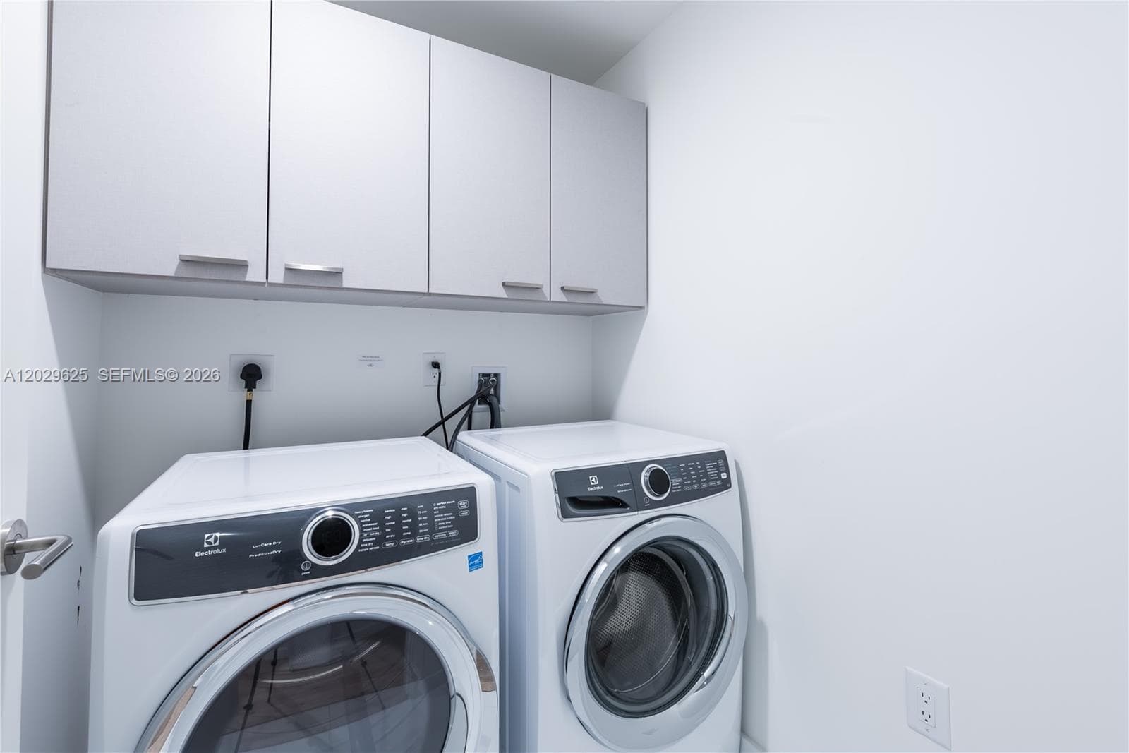 851 NE 1st Ave # 1705, Miami FL 33132 — 16