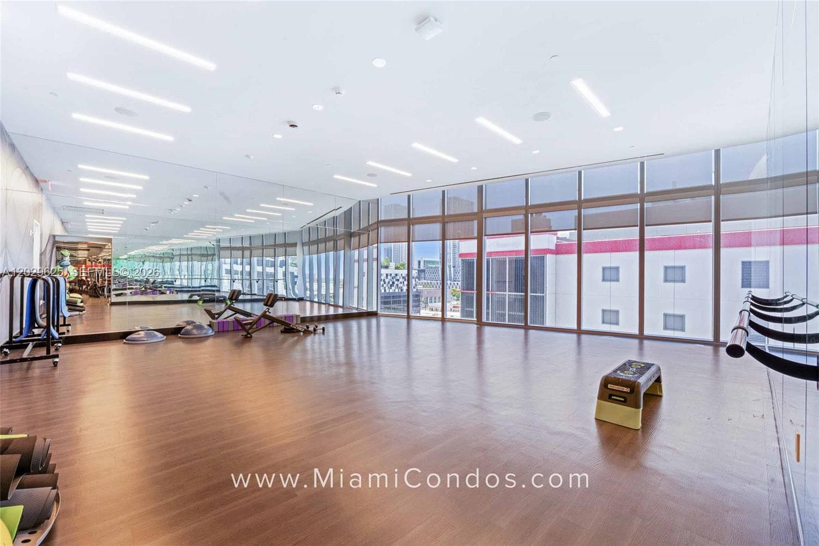 851 NE 1st Ave # 1705, Miami FL 33132 — 33