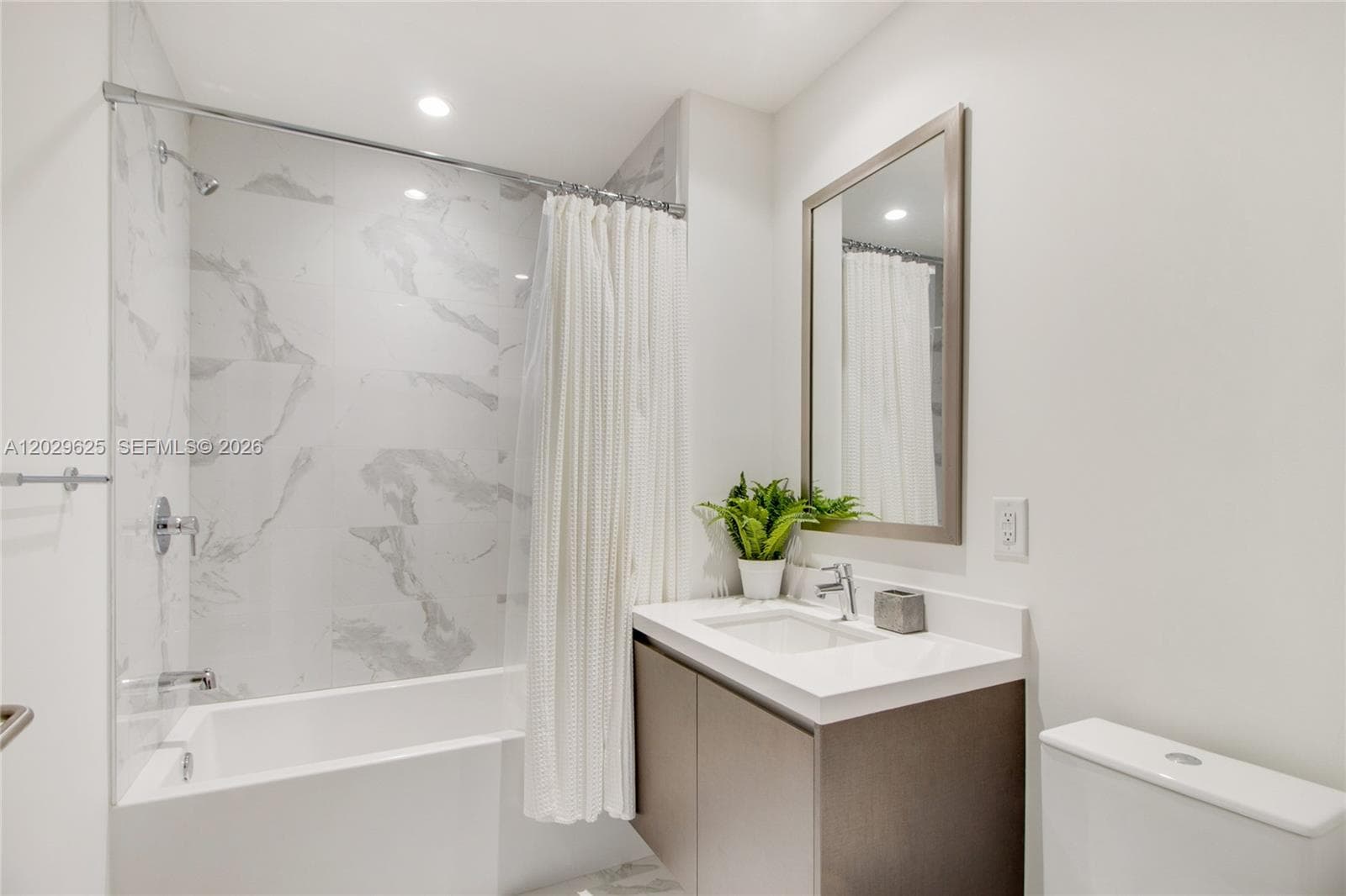 851 NE 1st Ave # 1705, Miami FL 33132 — 15