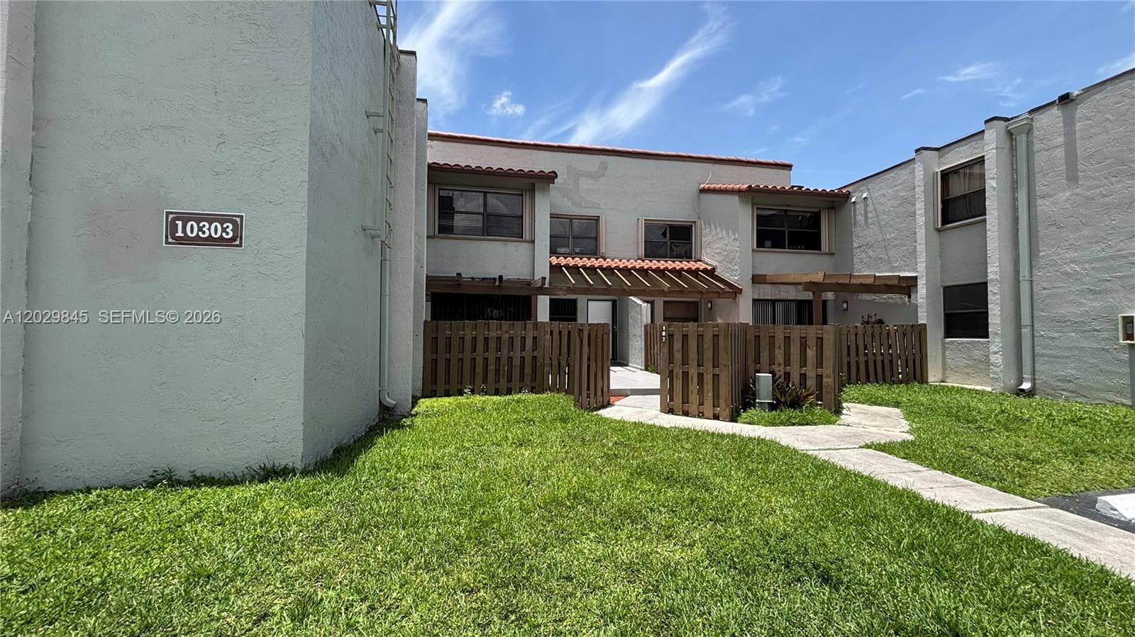 10303 NW 9th St Cir # 16, Miami FL 33172 — 1