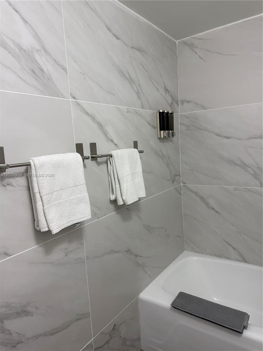 5445 Collins Ave # 1701, Miami Beach FL 33140 — 6