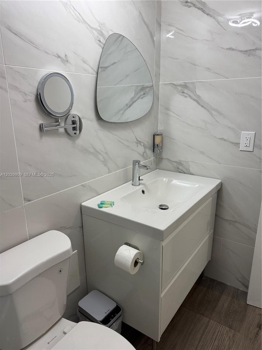 5445 Collins Ave # 1701, Miami Beach FL 33140 — 7