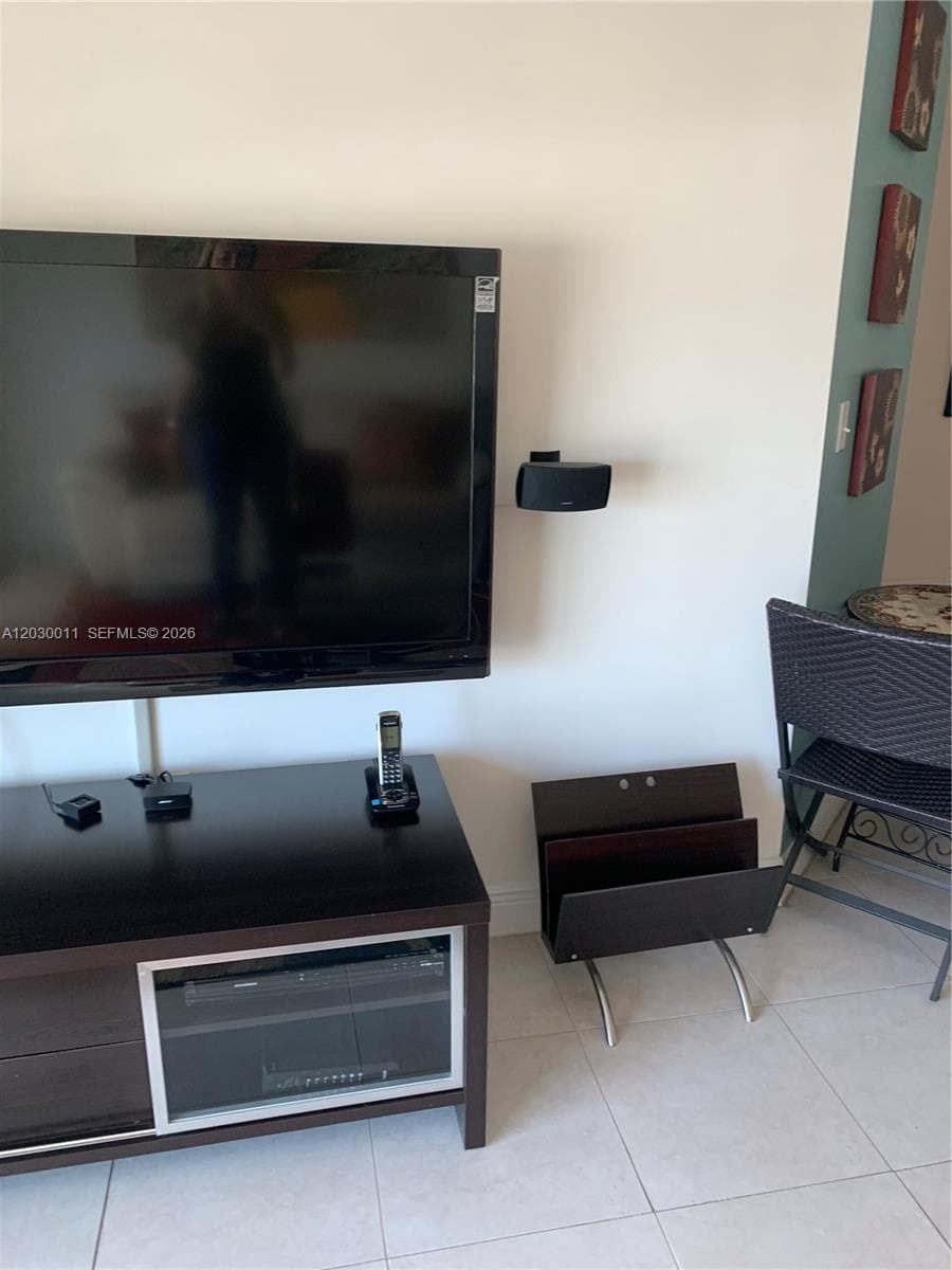 275 NE 18th # 1709, Miami FL 33132 — 17