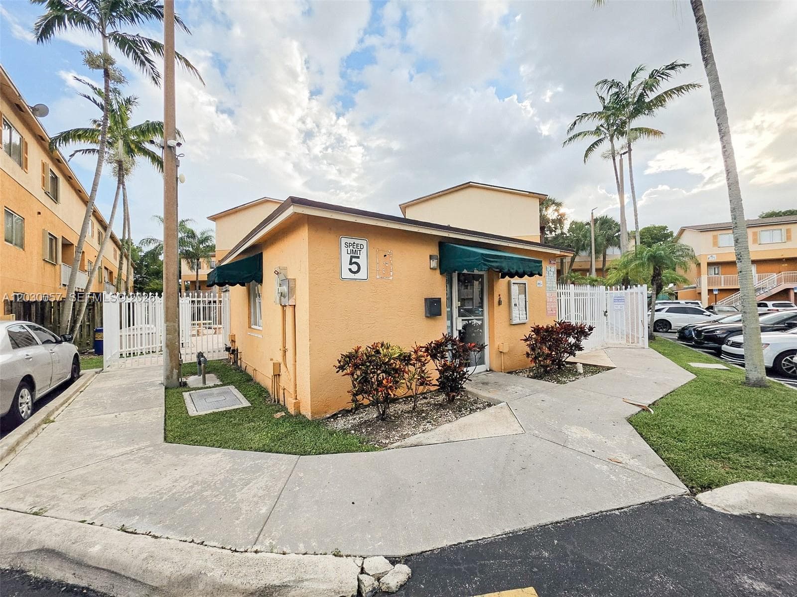 6235 Kendale Lakes Cir # 236, Miami FL 33183 — 2