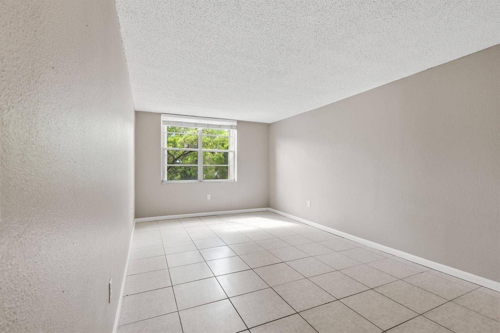 9360 Fontainebleau Boulevard Apt 310, Miami FL 33172 — 9