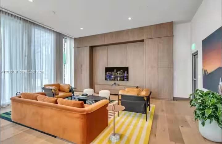 11 NE 6th St # 1212, Miami FL 33132 — 19