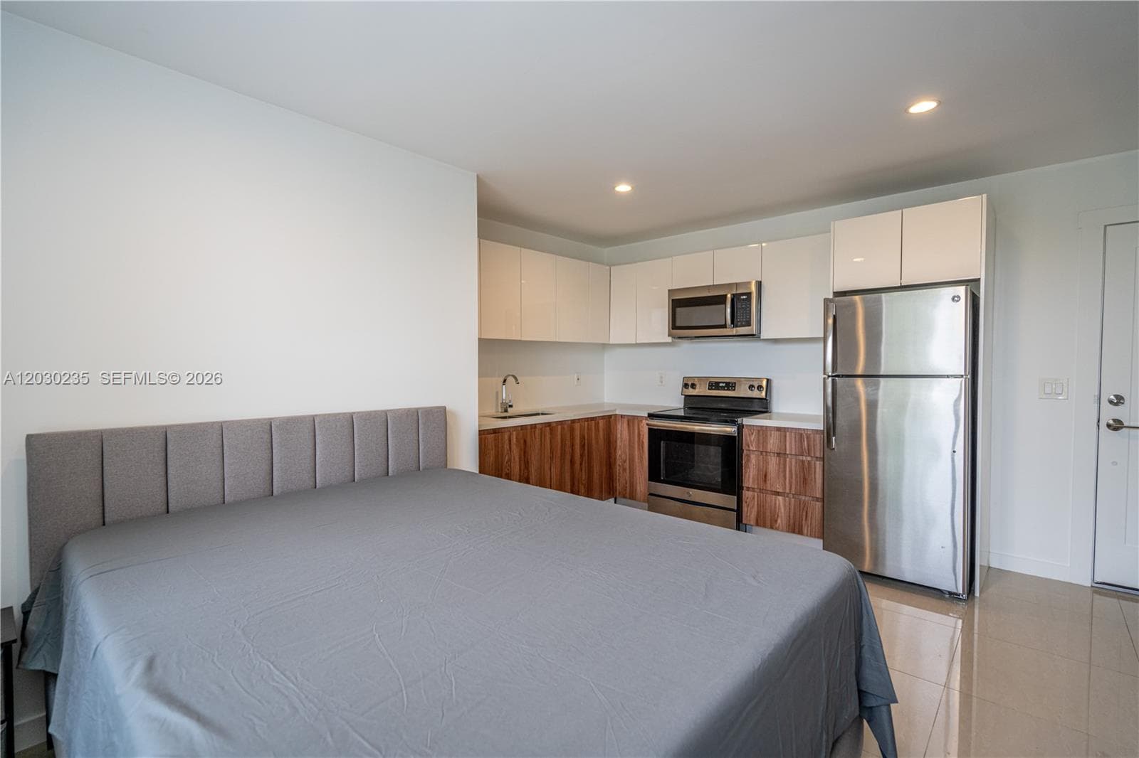 924 Marseille Dr # 26, Miami Beach FL 33141 — 3