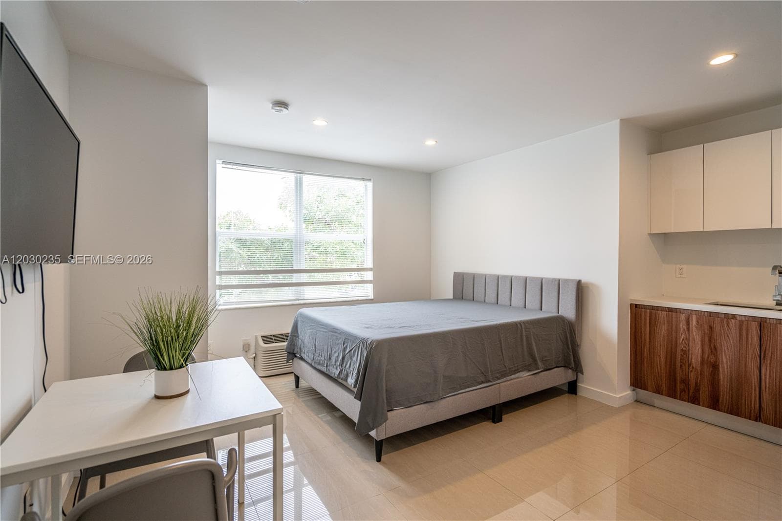 924 Marseille Dr # 26, Miami Beach FL 33141 — 1