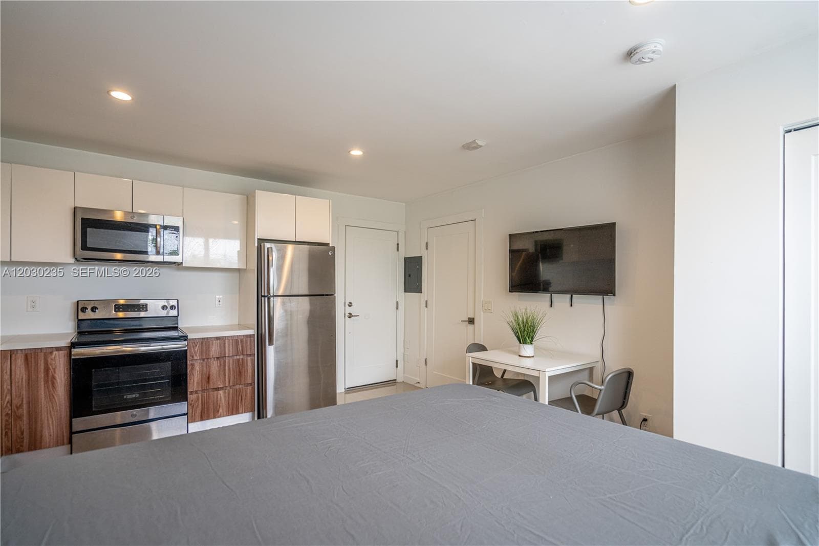 924 Marseille Dr # 26, Miami Beach FL 33141 — 4