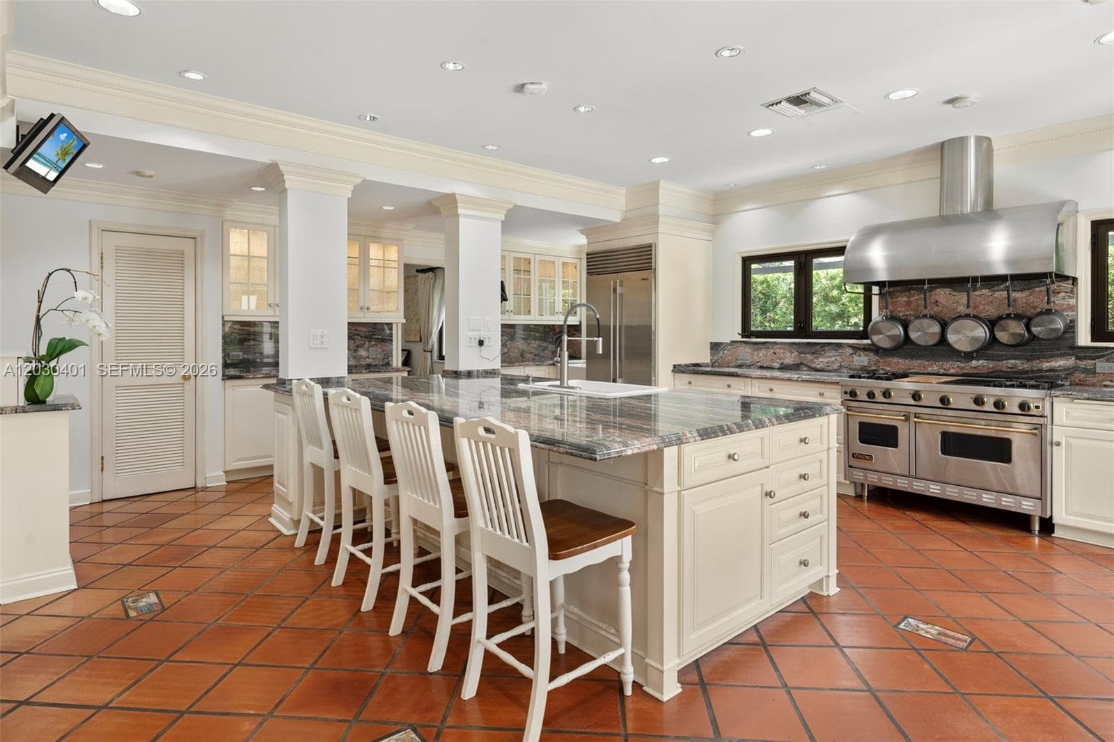 5860 Pine Tree Dr, Miami Beach FL 33140 — 9