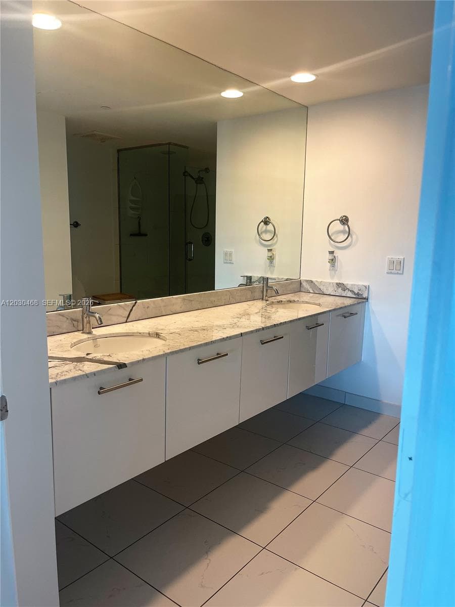 500 Brickell Ave # 3105, Miami FL 33131 — 16