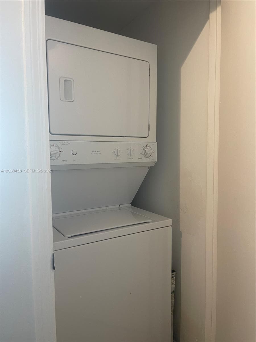 500 Brickell Ave # 3105, Miami FL 33131 — 29