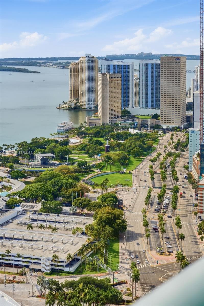 900 Biscayne Blvd, Miami FL 33132 — 30