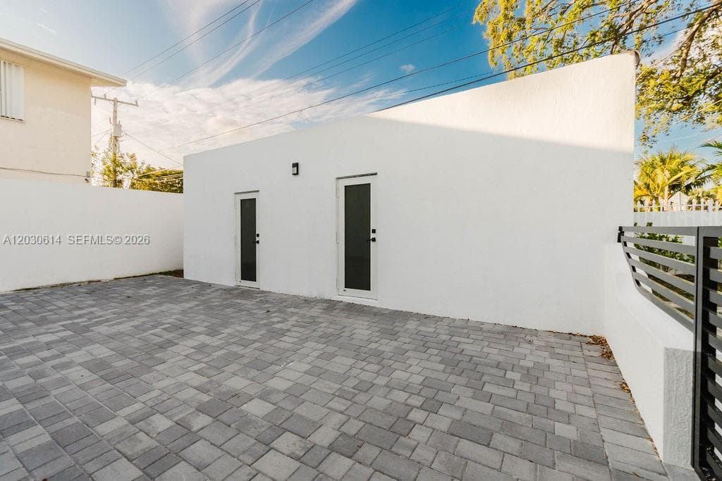2101 SW 16th Ter, Miami FL 33145 — 32
