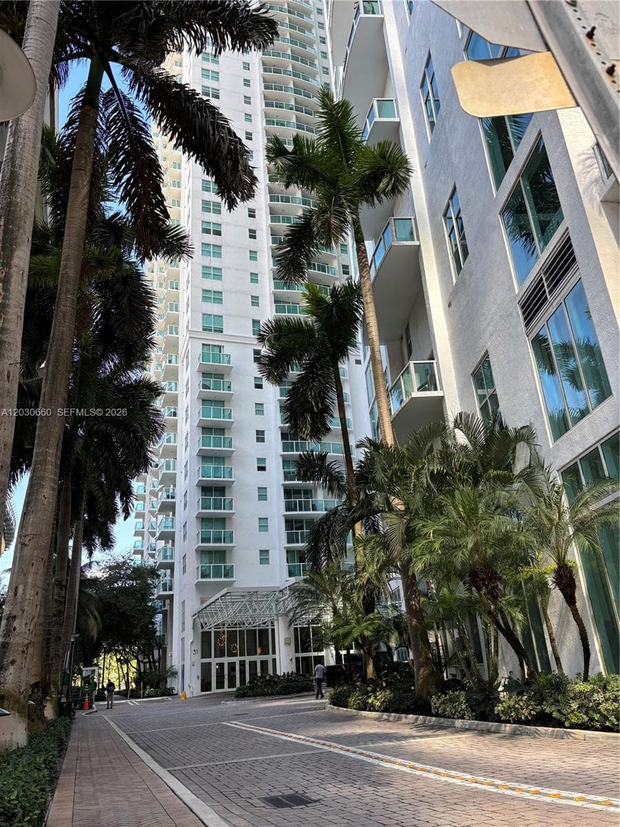 31 SE 5th St # 2103, Miami FL 33131 — 3