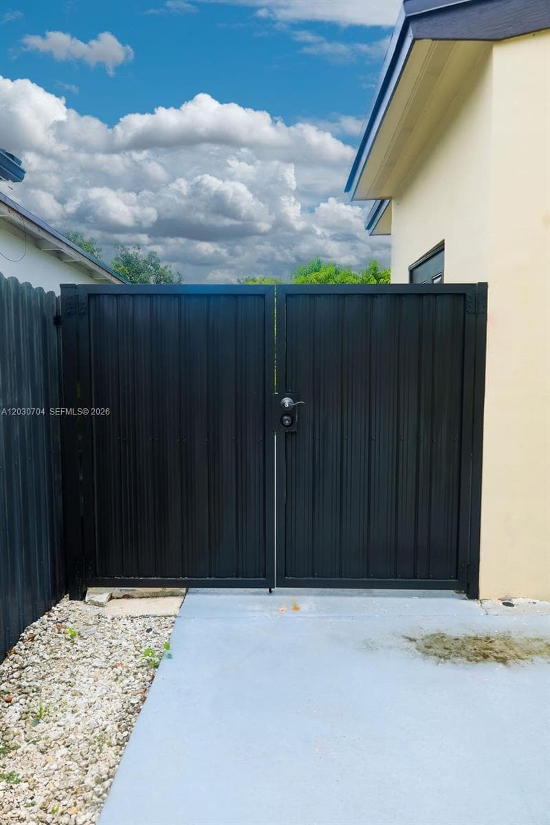 161 E 36th St, Hialeah FL 33013 — 21