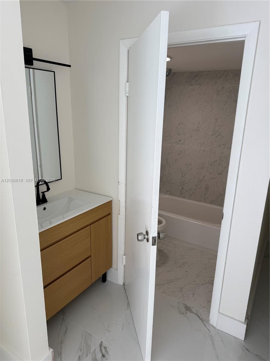 1673 Bay Rd # 306, Miami Beach FL 33139 — 16
