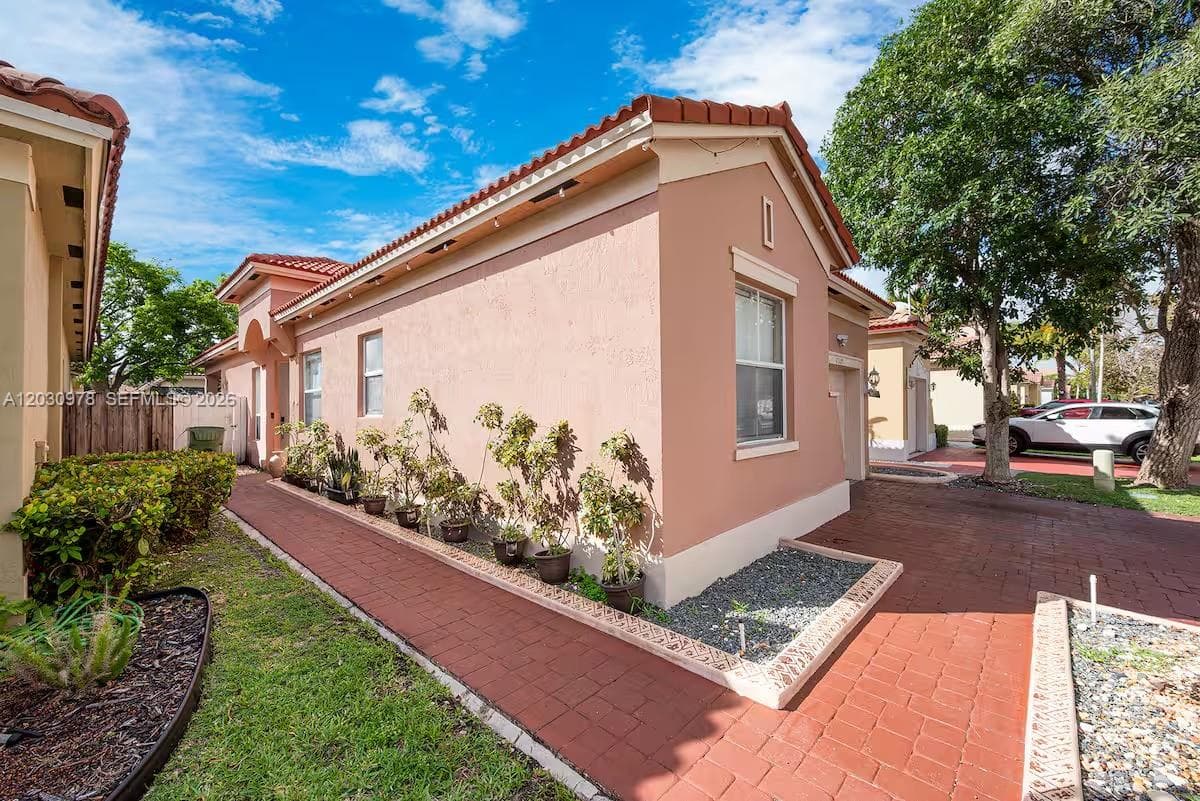 2327 NE 37th Ter, Homestead FL 33033 — 5