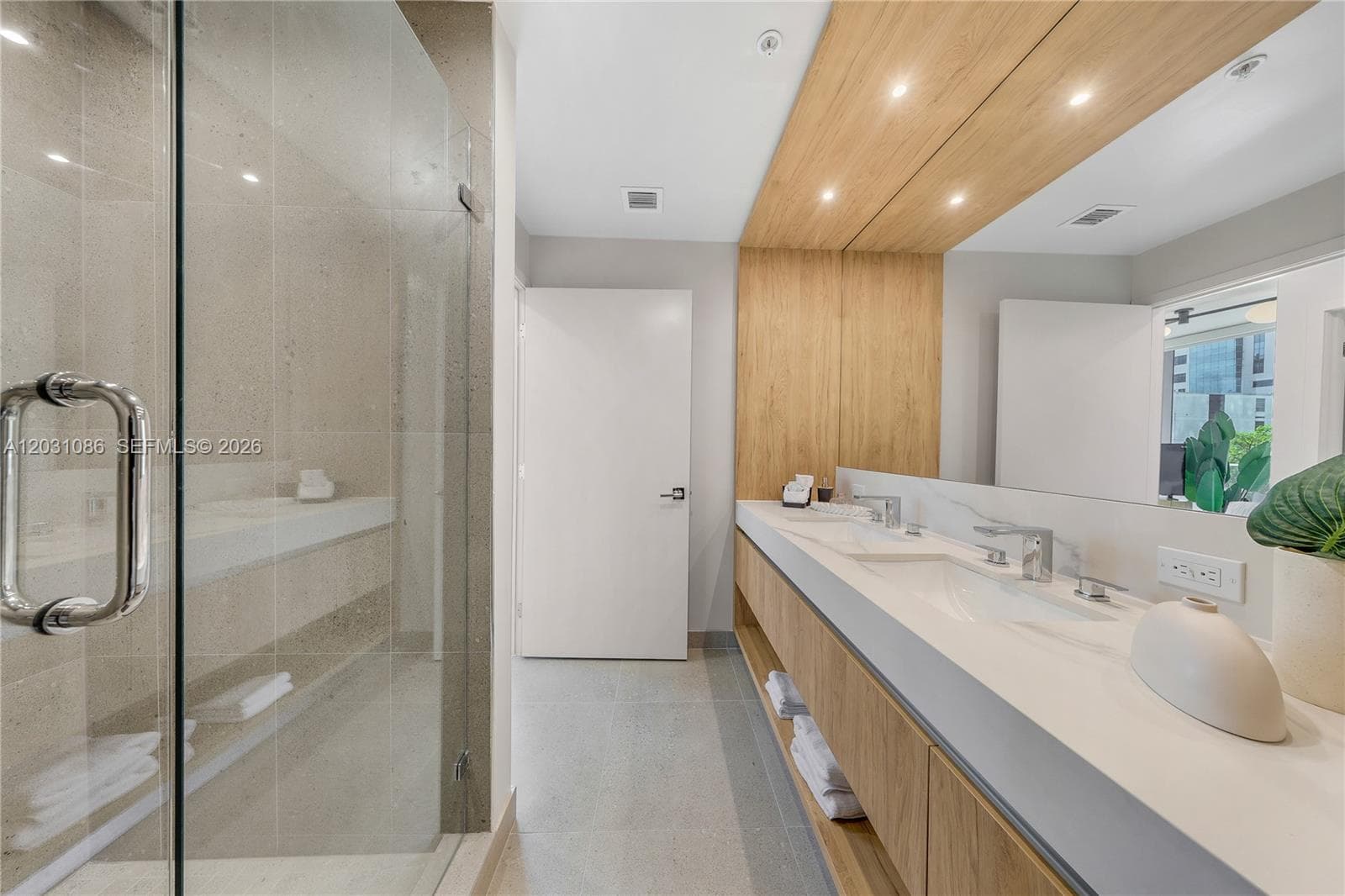 11 NE 6th St # 301, Miami FL 33132 — 17
